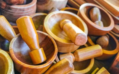 Meksika hatıra eşyaları ahşap havan ve Zicatela Puerto Escondido Oaxaca Meksika 'daki hediyelik eşya dükkanındaki diğer mutfak aletleri..