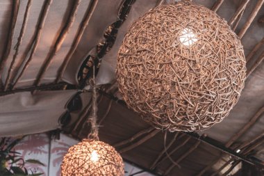 Playa del Carmen Quintana Roo Meksika 'nın tavanında yuvarlak dekoratif lambalar ve dekorasyonlar..