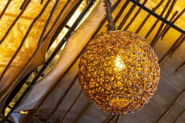 Playa del Carmen Quintana Roo Meksika 'nın tavanında yuvarlak dekoratif lambalar ve dekorasyonlar..