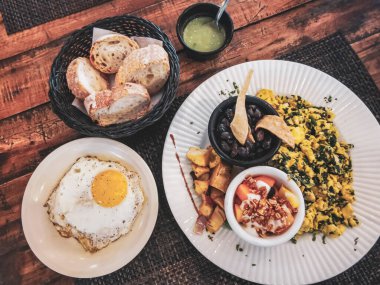 Meksika kahvaltısı omlet ve kızarmış ekmek dilimleri ve meyveler Playa del Carmen Quintana Roo Meksika 'da beyaz tabakta.