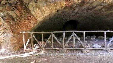 Atina 'nın Attica Yunanistan kentindeki şehir parkında mağara.