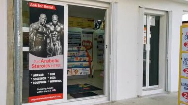 Playa del Carmen Quintana Roo Meksika 17. Nisan 2021 Eczane zinciri Playa del Carmen Quintana Roo Mexico 'ya giriş ve logo ile.