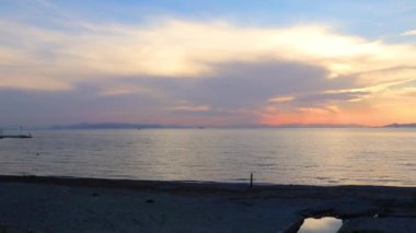 Kefallinon 'daki plajda güzel renkli gün batımı Alimos Attica Yunanistan.