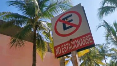 Beyaz trafik levhası Zicatela Puerto Escondido Oaxaca 'da Park Yok.
