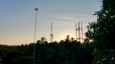 Gündoğumu uydusu ve 5G kule direği Zicatela Puerto Escondido Oaxaca Meksika 'da.