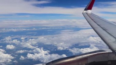 Güney Asya 'da, Tayland' da mavi gökyüzü ve bulutlar manzaralı bir uçakta uçmak..