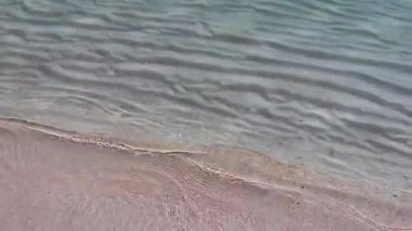 Güneydoğu Asya 'daki Surat Thani Tayland' daki Koh Samui adasında dalgalar ve su turkuvazı mavi su ve tropikal doğa gümüş plajı.