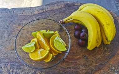 Meksika 'da Zicatela Puerto Escondido Oaxaca' da küçük erikler muz portakalları ve limon..