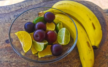 Meksika 'da Zicatela Puerto Escondido Oaxaca' da küçük erikler muz portakalları ve limon..