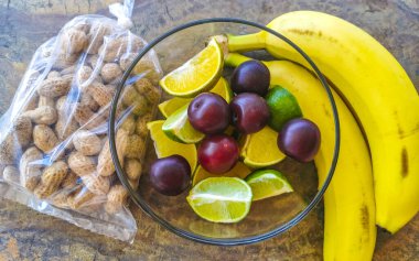 Meksika 'da Zicatela Puerto Escondido Oaxaca' daki masada küçük erikler muz fıstığı portakal ve limon var..