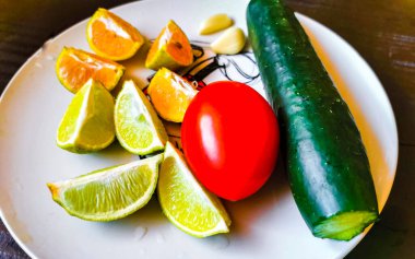 Playa del Carmen Quintana Roo Meksika 'da salatalık domates portakallı ve limonlu restoranda yemek..