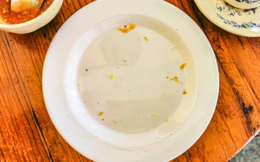 Zicatela Puerto Escondido Oaxaca Meksika 'daki beyaz tabak restoranındaki yemeği bitirdim..