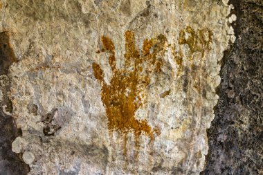 Tham Chang Jang Karst mağarasında kireçtaşından yapılmış el izi izleri Güneydoğu Asya 'daki Vang Vieng Vientiane Vientiane Eyaleti Laos' ta bulundu..