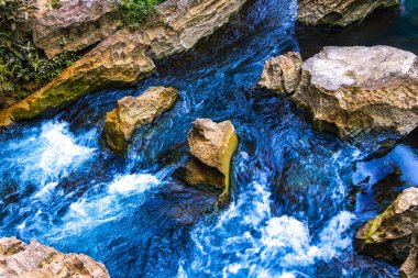 Güney Asya 'daki Vang Vieng Vientiane Vientiane Eyaleti Laos' ta su kaynağı ve nehri olan Tham Chang Jang mağarası..