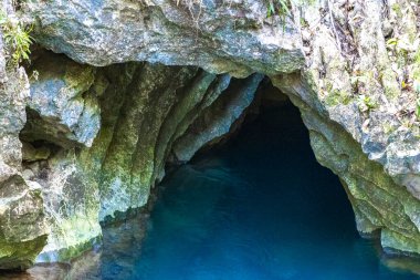 Güney Asya 'daki Vang Vieng Vientiane Vientiane Eyaleti Laos' ta su kaynağı ve nehri olan Tham Chang Jang mağarası..