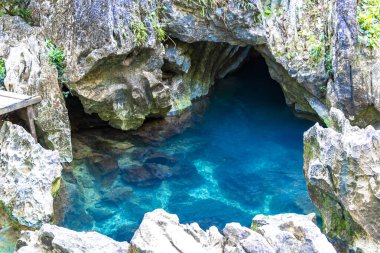 Güney Asya 'daki Vang Vieng Vientiane Vientiane Eyaleti Laos' ta su kaynağı ve nehri olan Tham Chang Jang mağarası..