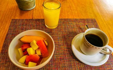 Playa del Carmen Quintana Roo Meksika 'da, beyaz tabak, meyve kahvesi ve portakal suyu kahvaltısı..