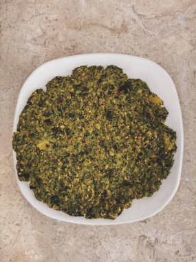 Playa del Carmen Quintana Roo Mexico 'da yeşil ıspanaklı tortilla ve beyaz tabak yemek..