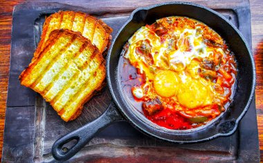 Playa del Carmen Quintana Roo Meksika 'da sahanda yumurta ve siyah tavada yemek..