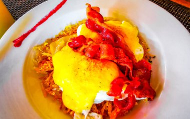 Playa del Carmen Quintana Roo Meksika 'da, beyaz tabak ve yumurtalı melba..