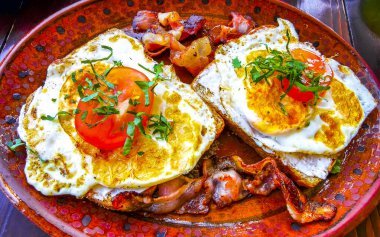 Playa del Carmen Quintana Roo Meksika 'da kırmızı tabakta kızarmış yumurta..