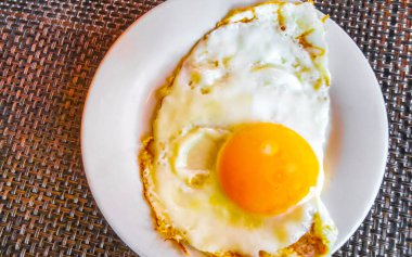 Playa del Carmen Quintana Roo Meksika 'da, beyaz tabak ve kızarmış yumurta..