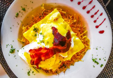 Playa del Carmen Quintana Roo Meksika 'da, beyaz tabak ve yumurtalı melba..