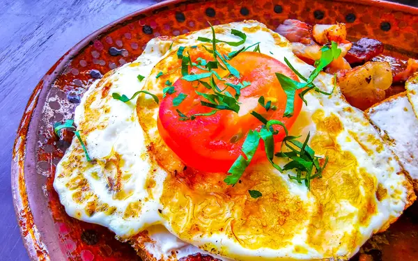 Playa del Carmen Quintana Roo Meksika 'da kırmızı tabakta kızarmış yumurta..