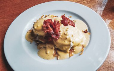 Playa del Carmen Quintana Roo Meksika 'da, beyaz tabak ve yumurtalı melba..