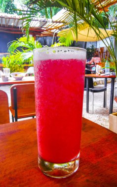 Playa del Carmen Quintana Roo Meksika 'da masada bir bardak karpuz suyu..