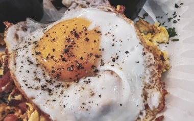 Playa del Carmen Quintana Roo Meksika 'da, beyaz tabak ve kızarmış yumurta..