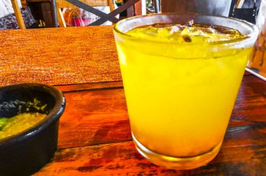 Playa del Carmen Quintana Roo Mexico 'da masada bir bardak maracuja tutku meyvesi suyu..