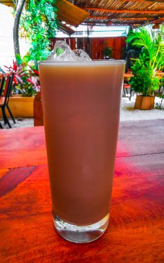 Playa del Carmen Quintana Roo Mexico 'da üzerinde fındık sütü ve tarçın yıldızı olan bir bardak..