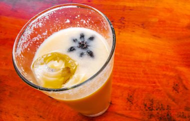 Playa del Carmen Quintana Roo Mexico 'da üzerinde fındık sütü ve tarçın yıldızı olan bir bardak..