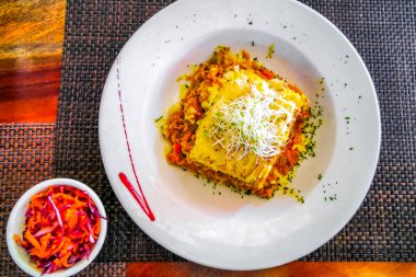 Playa del Carmen Quintana Roo Meksika 'da lahanalı ve lahanalı beyaz tabak yemeği..