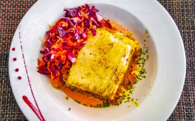 Playa del Carmen Quintana Roo Meksika 'da lahanalı ve lahanalı beyaz tabak yemeği..