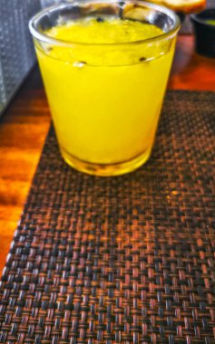 Playa del Carmen Quintana Roo Mexico 'da masada bir bardak maracuja tutku meyvesi suyu..