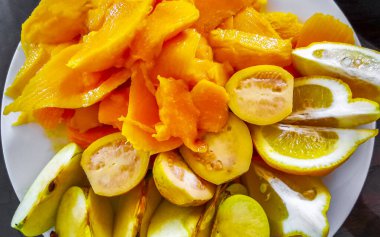 Playa del Carmen Quintana Roo Meksika 'da tropikal meyveli beyaz tabak restoranda yemek..