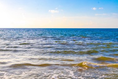 Playa del Carmen Quintana Roo Meksika 'daki Karayipler' de dalgalı tropik plaj ve su.