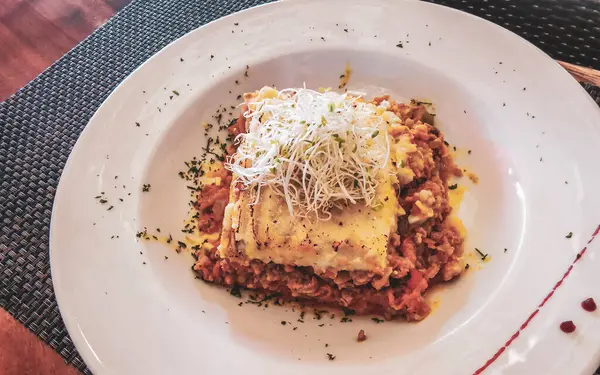 Playa del Carmen Quintana Roo Meksika 'da lahanalı ve lahanalı beyaz tabak yemeği..