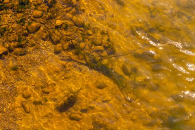 Güneydoğu Asya 'daki Vang Vieng Vientiane Vientiane Eyaleti Laos' ta tropikal orman tepeleri, kayalar ve Nam Song nehri gölü ile dağ zirvesi..