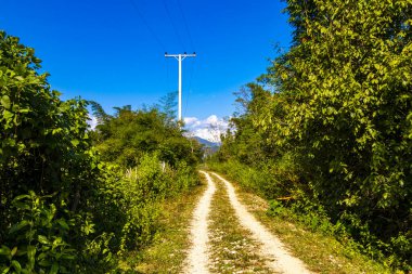 Güneydoğu Asya 'daki Vang Vieng Vientiane Vientiane Eyaleti Laos' ta tropikal orman tepeleri, kayalar ve yürüyüş yolu ile dağ zirvesi..