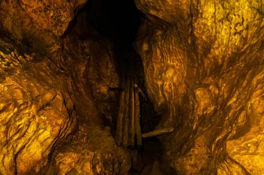 Güney Asya 'daki Vang Vieng Vientiane Vientiane Eyaleti Laos' ta kireçtaşı kayaları ve ışık ve aydınlığı olan kireçtaşı karst mağarası..