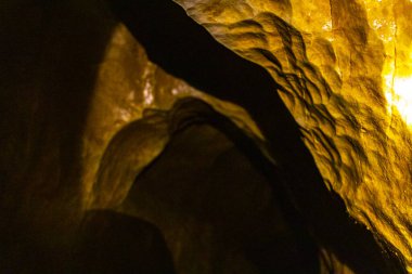 Güney Asya 'daki Vang Vieng Vientiane Vientiane Eyaleti Laos' ta kireçtaşı kayaları ve ışık ve aydınlığı olan kireçtaşı karst mağarası..