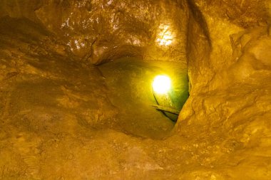 Güney Asya 'daki Vang Vieng Vientiane Vientiane Eyaleti Laos' ta kireçtaşı kayaları ve ışık ve aydınlığı olan kireçtaşı karst mağarası..