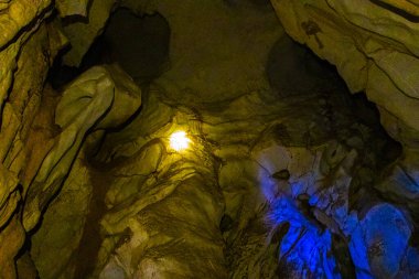 Güney Asya 'daki Vang Vieng Vientiane Vientiane Eyaleti Laos' ta kireçtaşı kayaları ve ışık ve aydınlığı olan kireçtaşı karst mağarası..