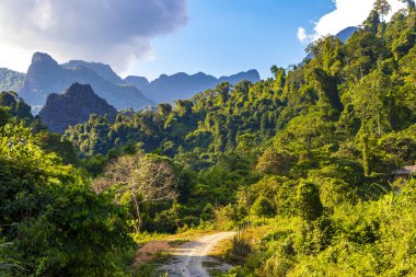 Güneydoğu Asya 'daki Vang Vieng Vientiane Vientiane Eyaleti Laos' ta tropikal orman tepeleri, kayalar ve yürüyüş yolu ile dağ zirvesi..