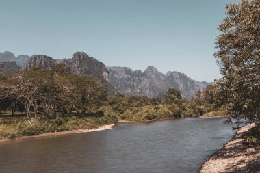 Güneydoğu Asya 'daki Vang Vieng Vientiane Vientiane Eyaleti Laos' ta tropikal orman tepeleri, kayalar ve Nam Song nehri gölü ile dağ zirvesi..