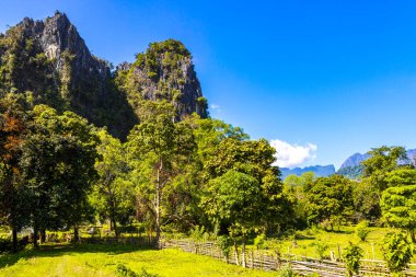 Güneydoğu Asya 'daki Vang Vieng Vientiane Vientiane Eyaleti Laos' taki tropikal orman tepeleriyle dağ zirvesi..