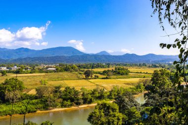 Güneydoğu Asya 'daki Vang Vieng Vientiane Vientiane Eyaleti Laos' ta tropikal orman tepeleri, kayalar ve Nam Song nehri gölü ile dağ zirvesi..